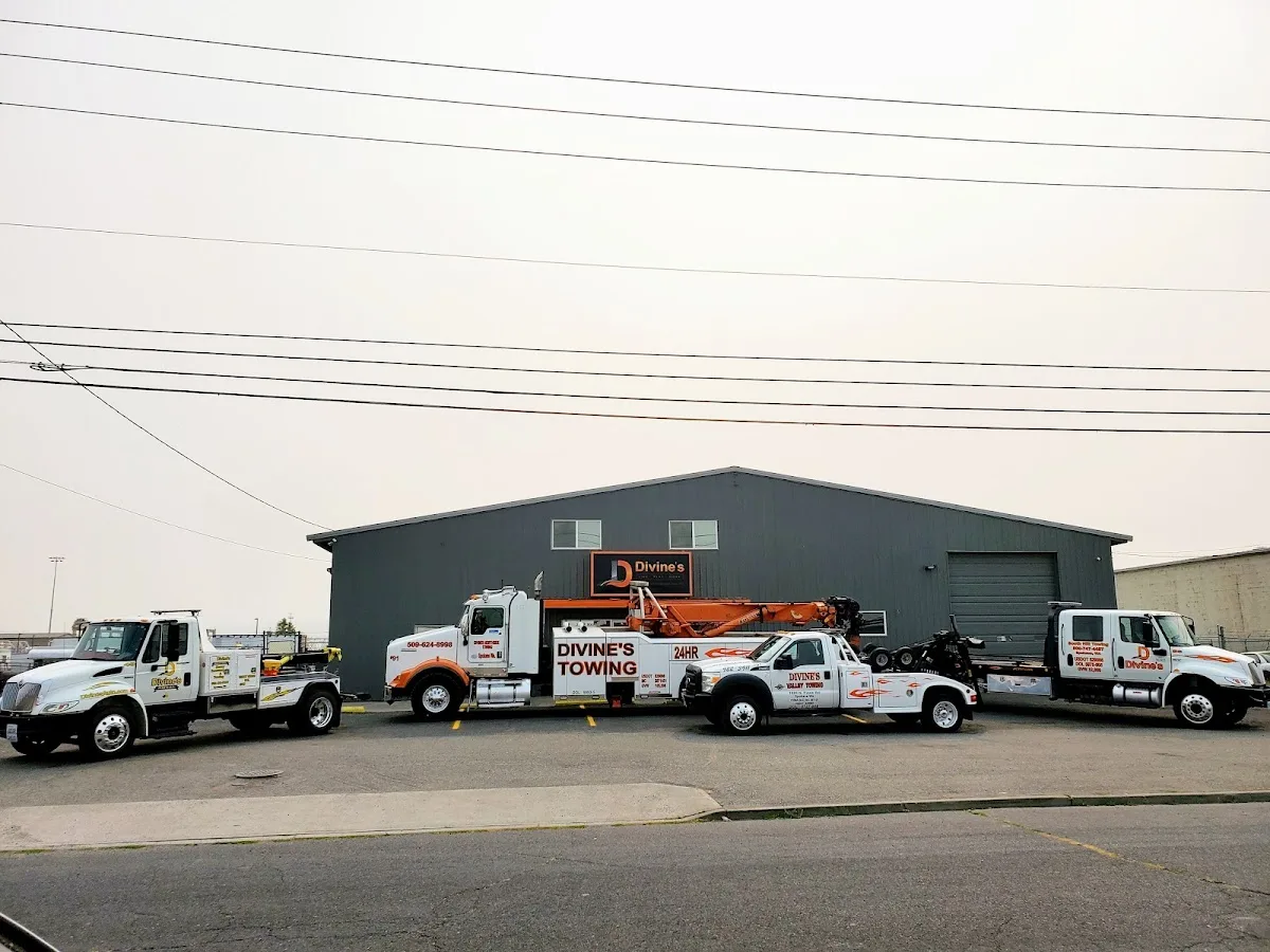 Divine's Towing and Hauling
