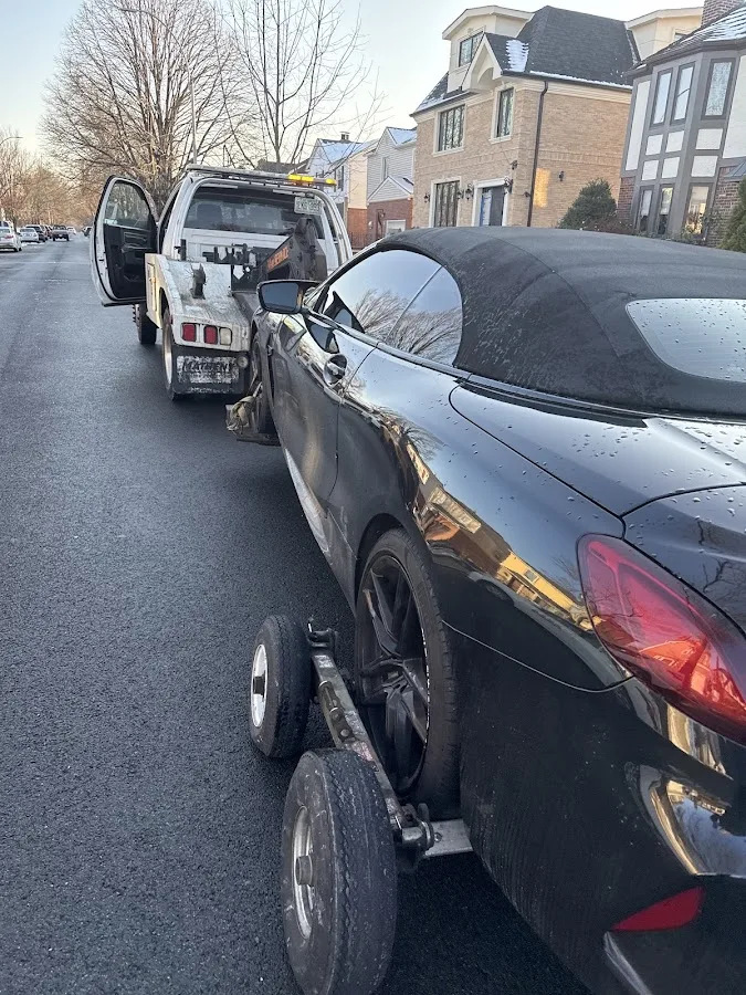 Tow truck dispatched for a light-duty recovery on a Queens roadway