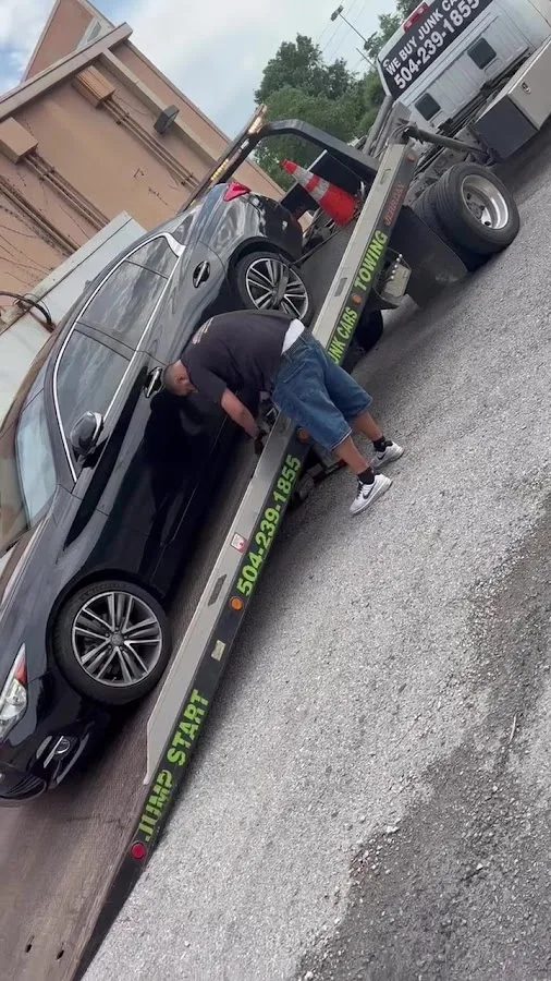 NOLA TOWING TRUCKS LLC