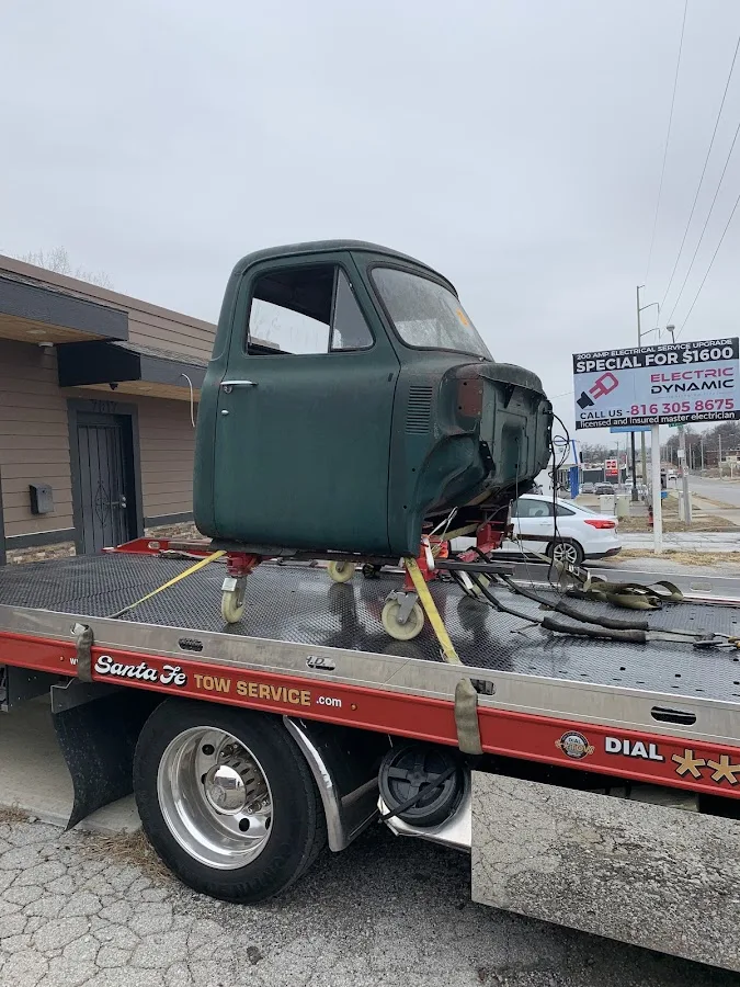 Santa Fe Towing Service - Tow Truck Kansas City