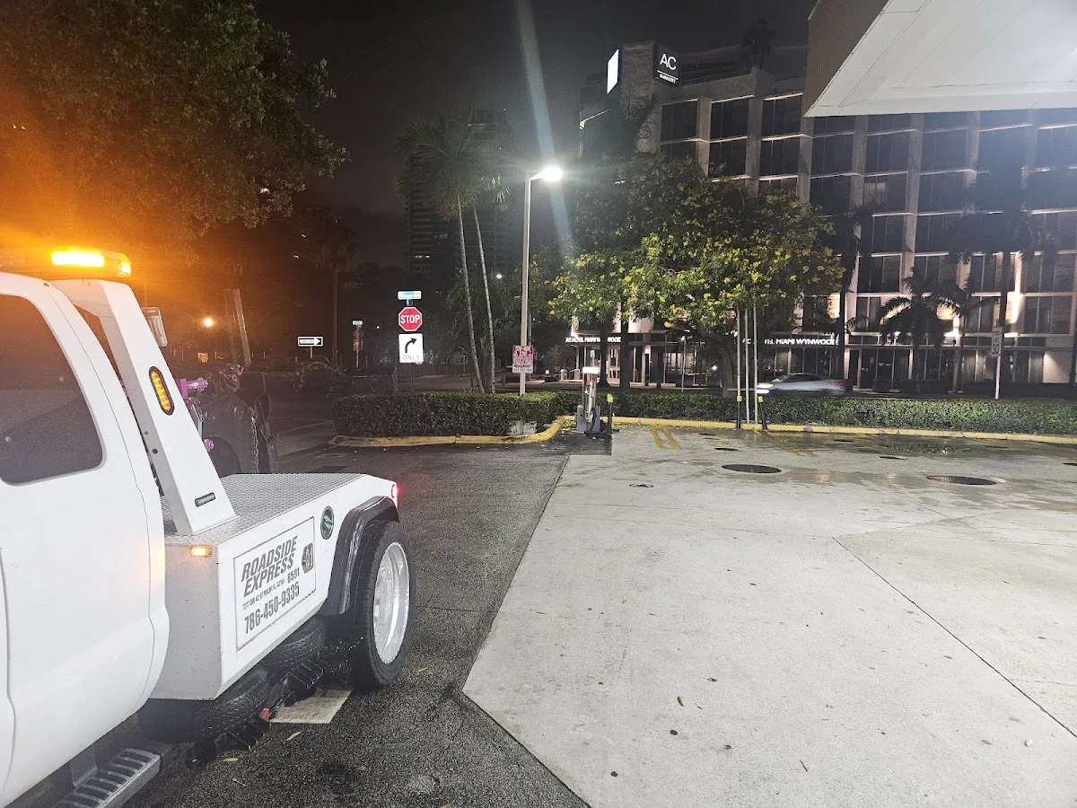 Servicio De Grua Roadside Express Towing . LLC