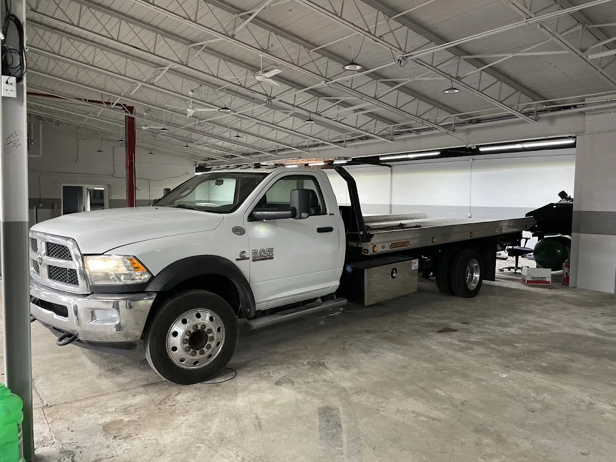 UNIVERSITY AUTO TOWING AND RECOVERY